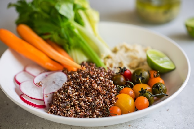 Ensalada de quinua con apio fresco, zanahoria y hummus