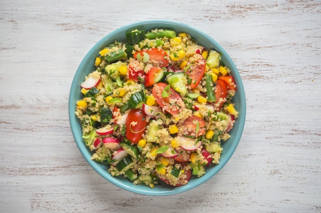 Ensalada de quinua con hojas verdes y vegetales. Plato vegetariano magro.