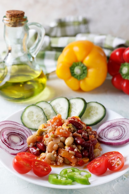 Ensalada de quinua con verduras y aceite de oliva. Comida vegana.