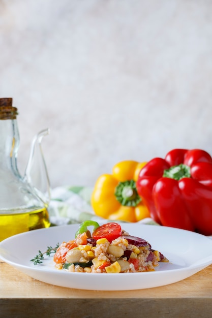 Ensalada de quinua con verduras y aceite de oliva. Comida vegana.