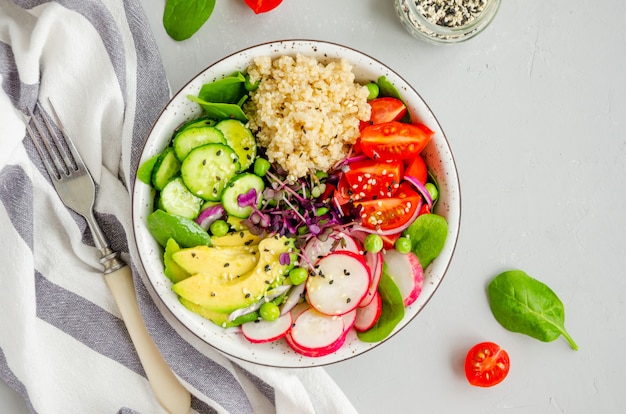 Ensalada de quinua con verduras frescas en un tazón