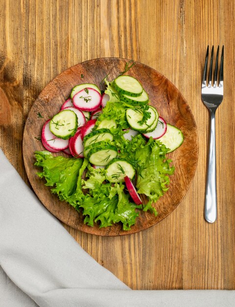 Ensalada de rábano casera de primavera vista superior