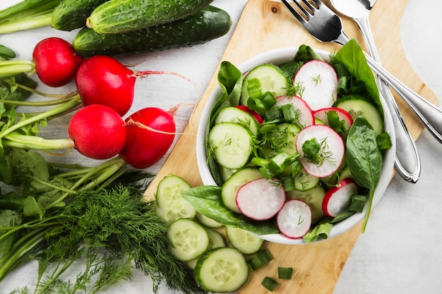 Ensalada de rábano, pepino y espinacas