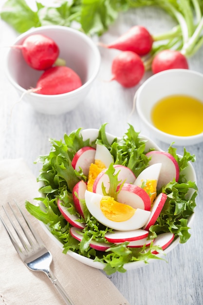 Ensalada de rábano saludable con huevo y hojas verdes