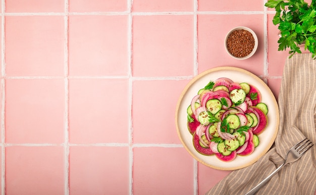 Ensalada de rábano sandía, pepino y cebolla morada