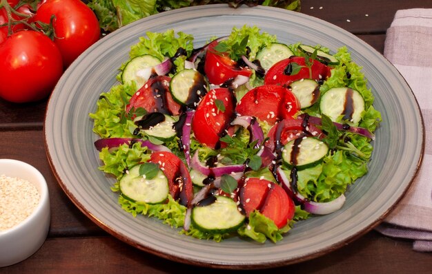 Una ensalada con rábanos, tomates y pepino.