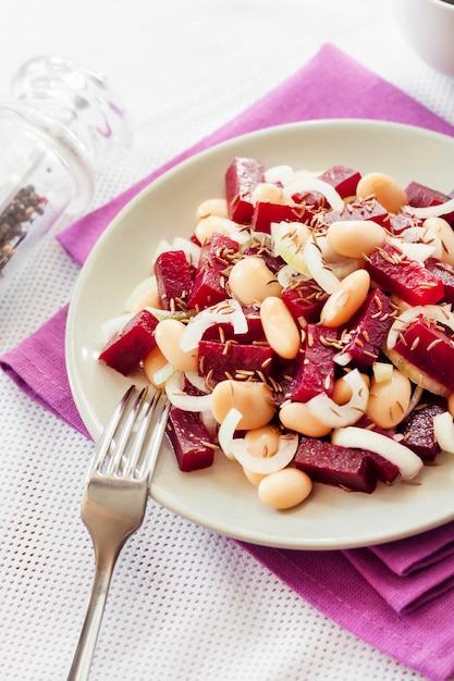 Ensalada de remolacha con encurtidos de frijoles blancos y cebolla