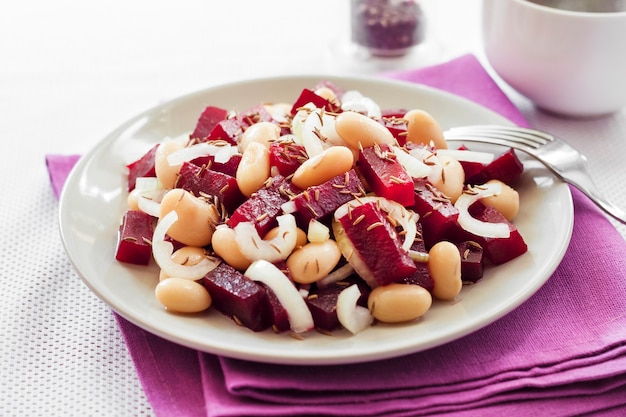 Ensalada de remolacha con encurtidos de frijoles blancos y cebolla