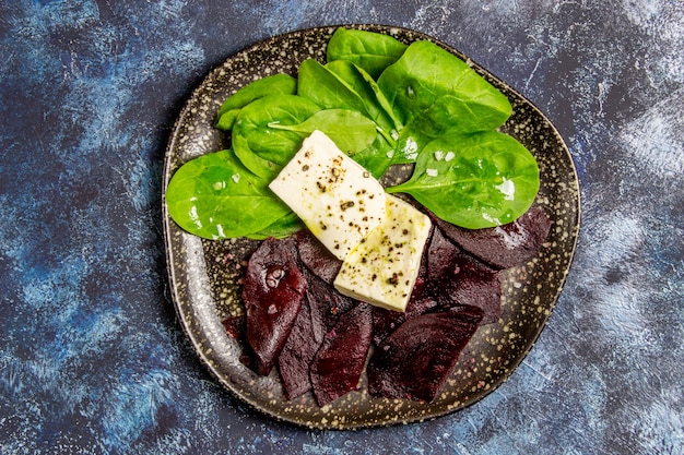 Ensalada de remolacha, espinacas y queso