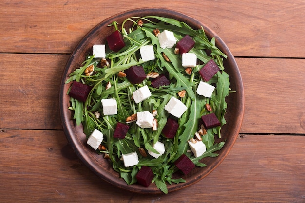 Ensalada de remolacha con feta, rúcula, remolacha y nueces