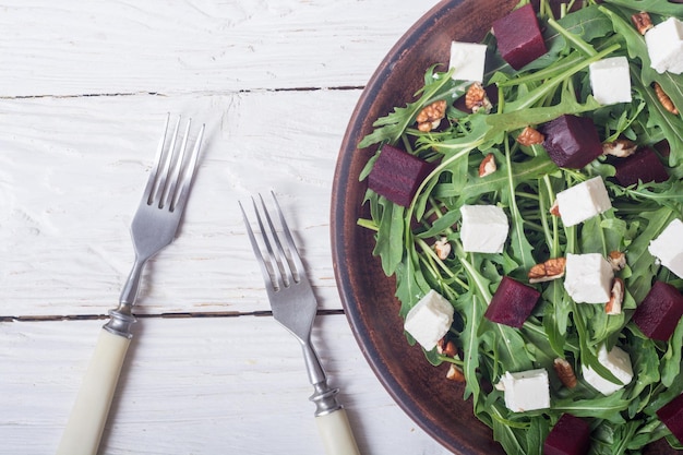 Ensalada de remolacha con feta, rúcula, remolacha y nueces