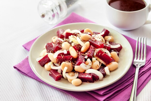 Ensalada de remolacha con frijoles blancos, pepinillos y cebolla