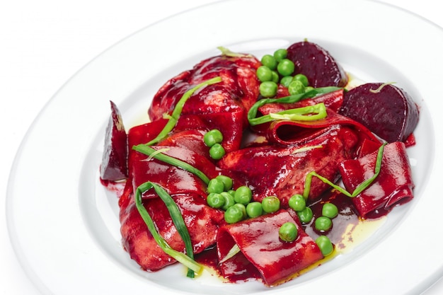 Ensalada con remolacha, guisantes y carne aislados en blanco