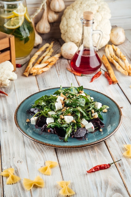 Ensalada de remolacha hervida, queso y hierbas.