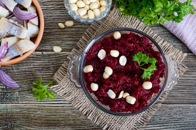 Ensalada de remolacha hervida trozos de arenque con nueces de cebolla roja Vista superior