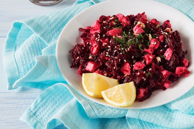 Ensalada de remolacha con limón, queso feta y sésamo