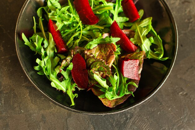 ensalada de remolacha, mezcla de hojas