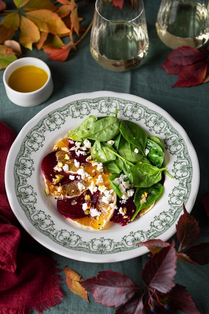 Ensalada de remolacha y naranja con espinacas y queso feta