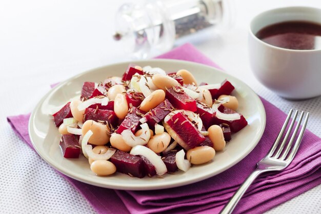 Ensalada de remolacha con pepinillos de frijoles blancos y cebolla