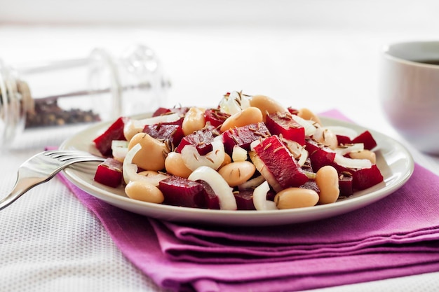 Ensalada de remolacha con pepinillos de frijoles blancos y cebolla