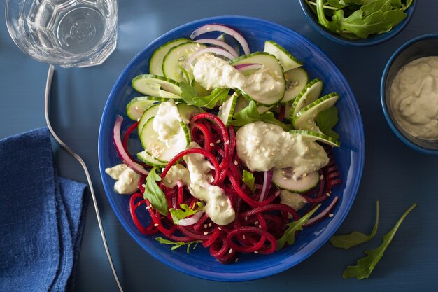 Ensalada de remolacha y pepino en espiral con aderezo de aguacate, comida vegana saludable