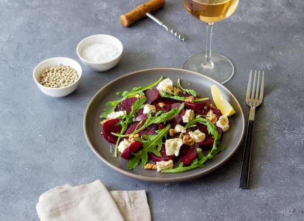 Ensalada de remolacha con queso, rúcula, nueces y miel. Alimentación saludable. Comida vegetariana.