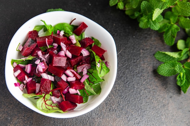 Foto ensalada de remolacha remolacha hojas verdes lechuga dieta fresca comida saludable comida dieta merienda en la mesa