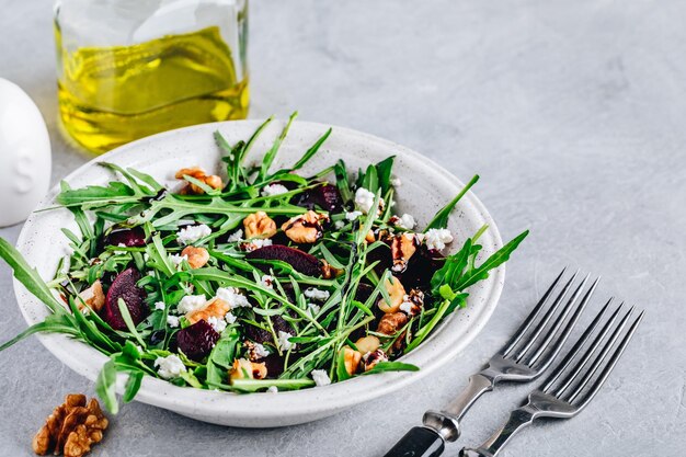 Ensalada de remolacha y rúcula con queso de cabra o feta y nueces Hojas verdes en un tazón con remolacha