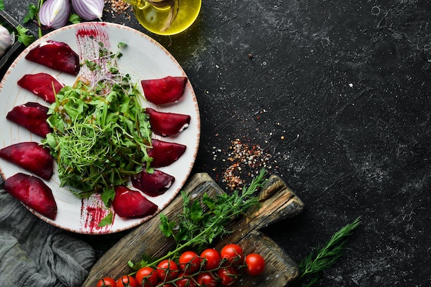 Ensalada de remolacha con rúcula y queso Vista superior espacio libre para su texto Estilo rústico