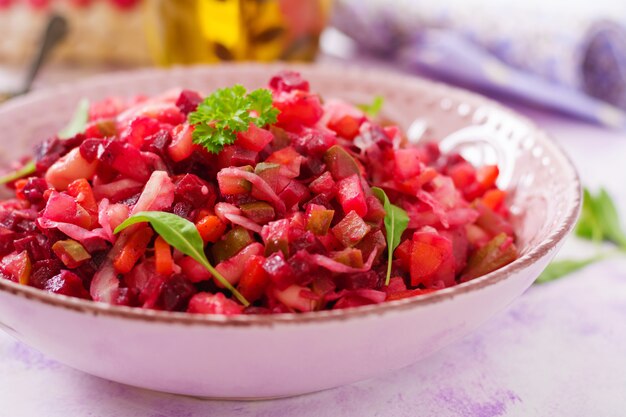 Foto ensalada de remolacha vinagreta en un tazón rosa