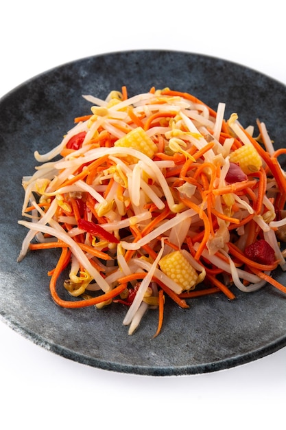 Ensalada de repollo chino saludable aislado sobre fondo blanco.