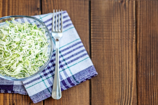 Ensalada de repollo y especias en un recipiente de vidrio. Copia espacio