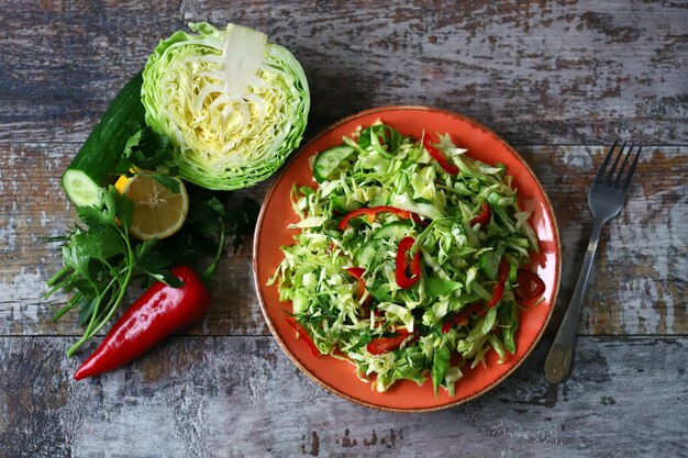 Ensalada con repollo fresco, hierbas y pepino.