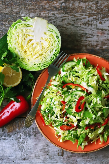 Ensalada con repollo fresco, hierbas y pepino.