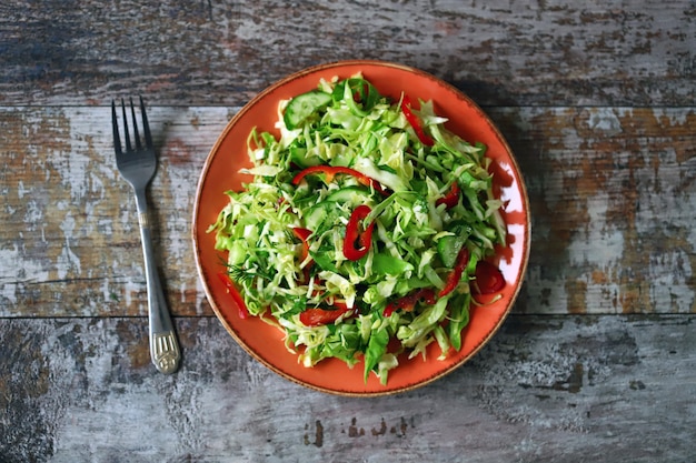 Ensalada con repollo fresco, hierbas y pepino.