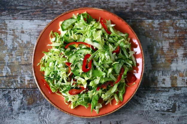 Ensalada con repollo fresco, hierbas y pepino.