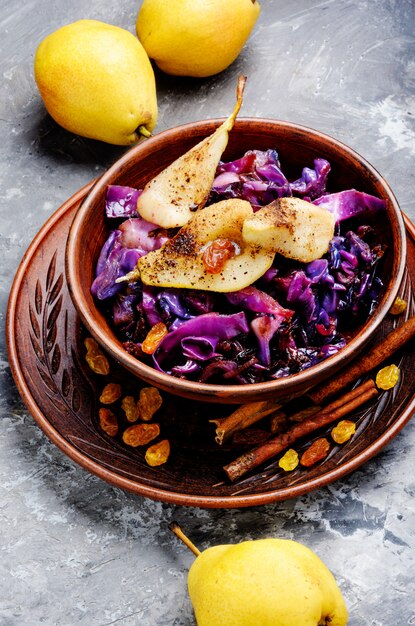 Ensalada de repollo, peras y especias.