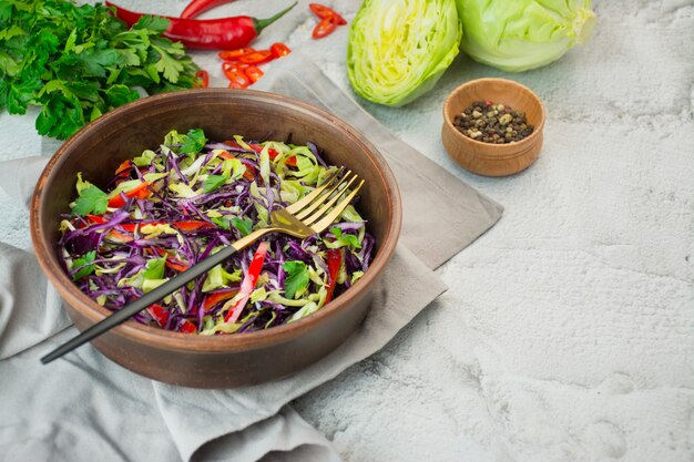 Ensalada de repollo y pimiento fresco en un plato