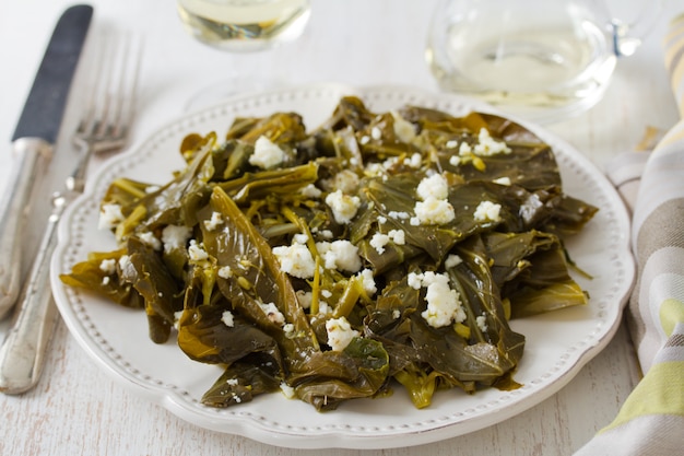 Ensalada de repollo con requesón en plato blanco