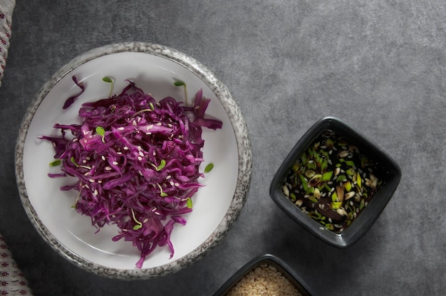 ensalada de repollo rojo con semillas de sésamo micro verduras y salsa comida vegetariana ensalada de repollo saludable repollo rojo