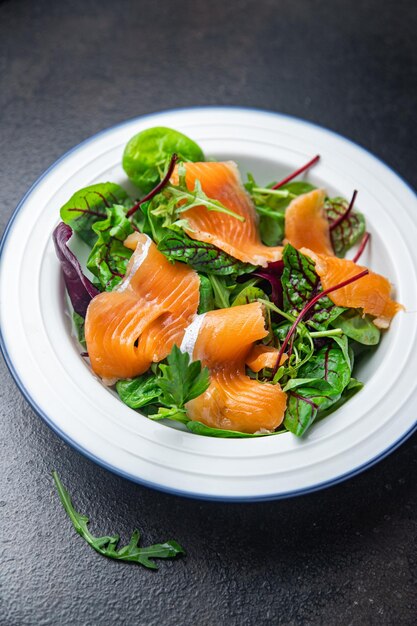 Ensalada rodajas de salmón ensalada verde mezclar mariscos porción fresca dieta saludable comida comida dieta snack