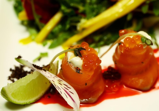 Ensalada y rollitos de pescado rojo