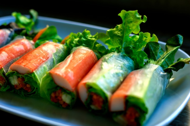 Ensalada Rollo En Un Plato Blanco