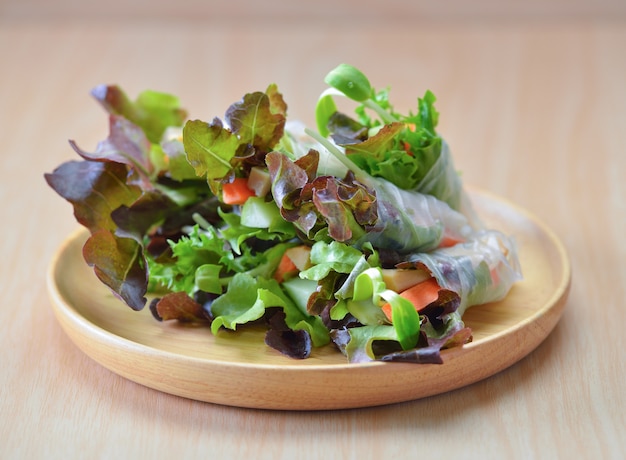 Ensalada rool comida sana en placa de madera