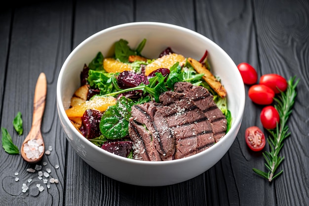 Ensalada de rosbif y remolacha caramelizada con filete de naranja, papas, mezcla de ensalada de parmesano y aceite de oliva.