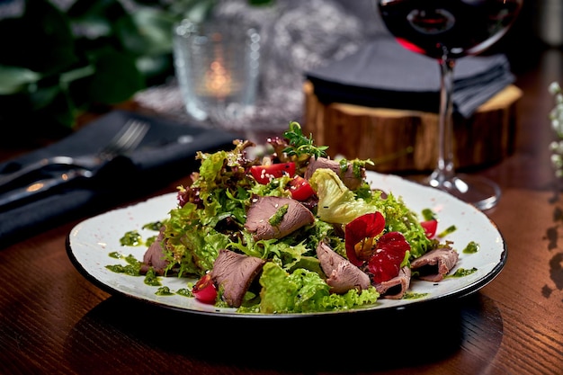 Ensalada con rosbif y salsa en un plato. primer plano, enfoque selectivo