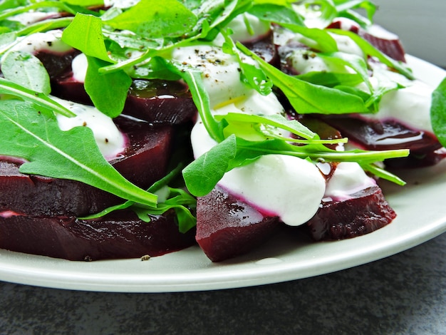 Ensalada de rúcula y aderezo de remolacha con yogurt griego