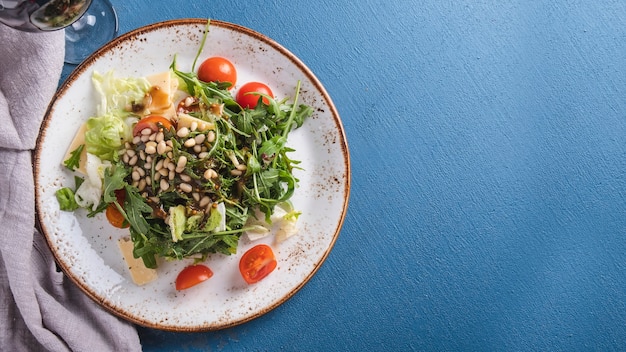 Ensalada de rúcula dietética en un plato