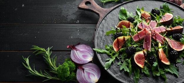 Ensalada de rúcula, filete de atún e higos con moras Menú Espacio de copia libre Vista superior