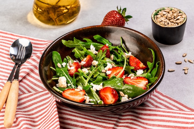 Ensalada de rúcula con fresas frescas y queso ricotta